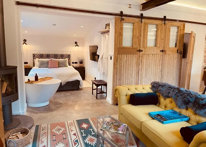 Luxury Barn With Hot Tub, Spa Treatments, Private Dining