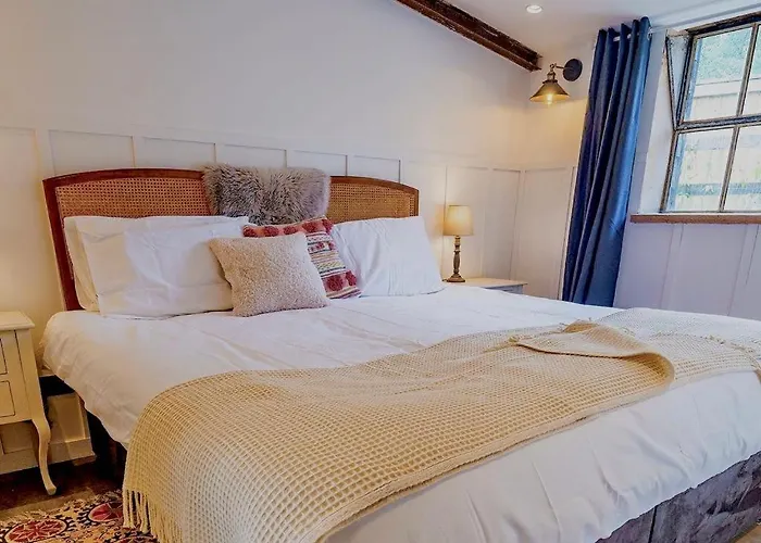 Luxury Barn With Hot Tub, Spa Treatments, Private Dining