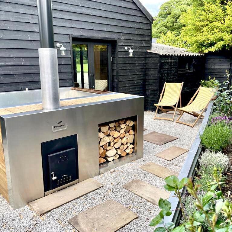 Luxury Barn With Hot Tub, Treatments, Private Dining Holiday home Little Budworth