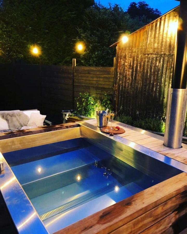 Luxury Barn With Hot Tub, Treatments, Private Dining Holiday home *